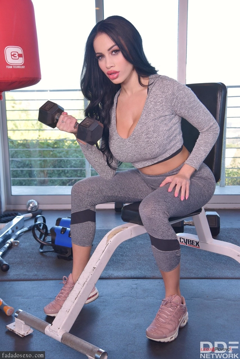convert-morena-peituda-da-academia-em-20-fotos-pornos-quentes-1