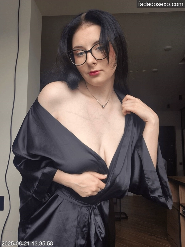 branquinha-em-80-fotos-caseiras-pornos-mostrando-buceta-e-cuzinho-36