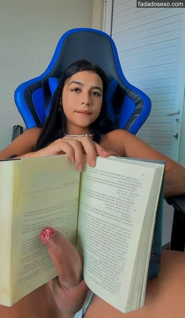 linda-tgirl-brasileira-nua-em-poses-sensuais-12