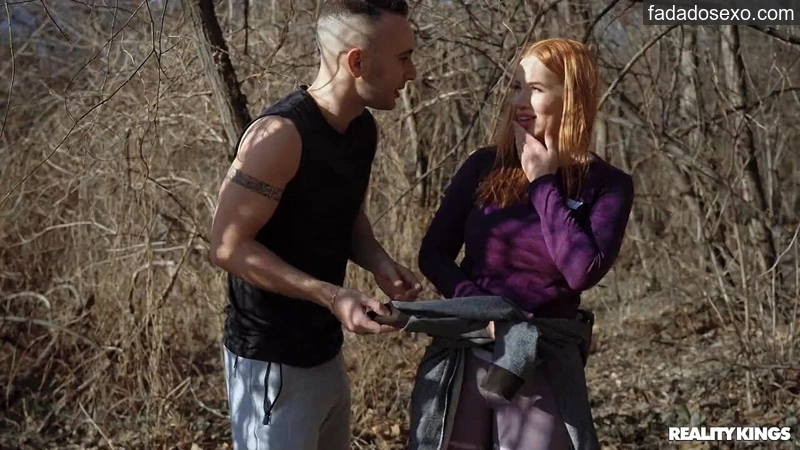 kiara-lord-branquinha-tatuada-pagando-boquete-no-carro-e-dando-buceta-e-cuzinho-em-casa-9