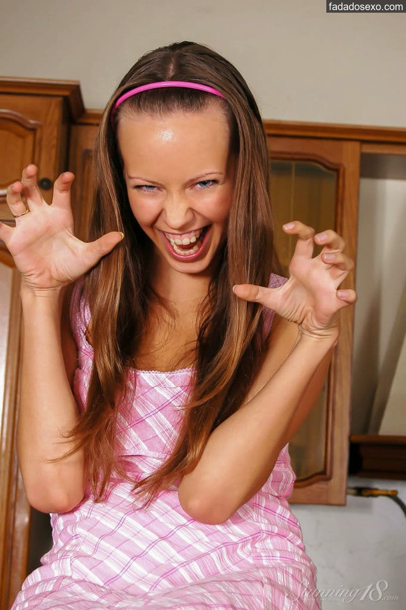 magrinha-de-18-aninhos-sem-calcinha-tirando-vestido-rosa-e-mostrando-buceta-molhada-na-cozinha-1
