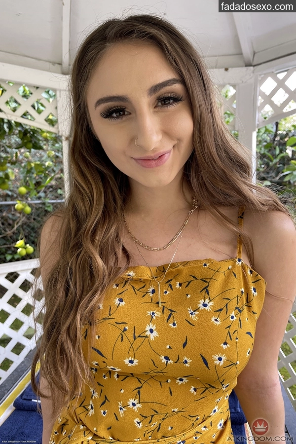 penelope-kay-pelada-no-quintal-abre-o-cuzinho-e-mostra-bucetinha-rosadinha-em-21-fotos-1