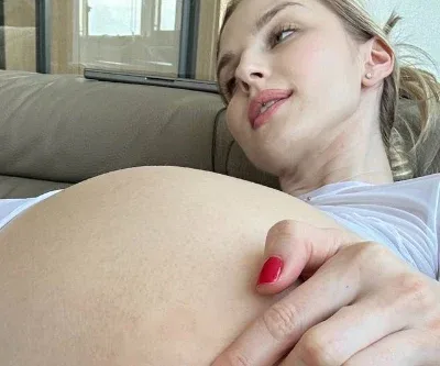 Imagem da galeria sobre Safadinha Arreganhada Mostra Cuzinho Apertado E Bucetão Molhado Pra Você Escolher Onde Meter