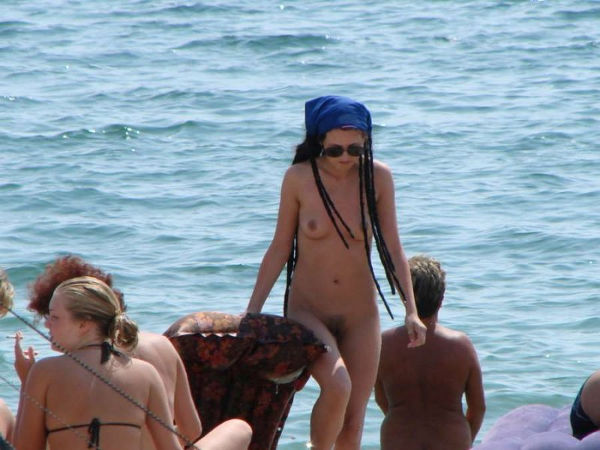 casais-pelados-na-praia-de-nudismo-05