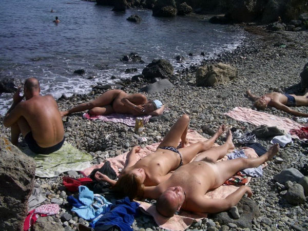 casais-pelados-na-praia-de-nudismo-09