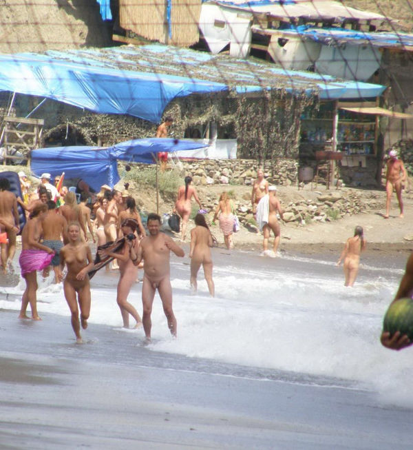 casais-pelados-na-praia-de-nudismo-12