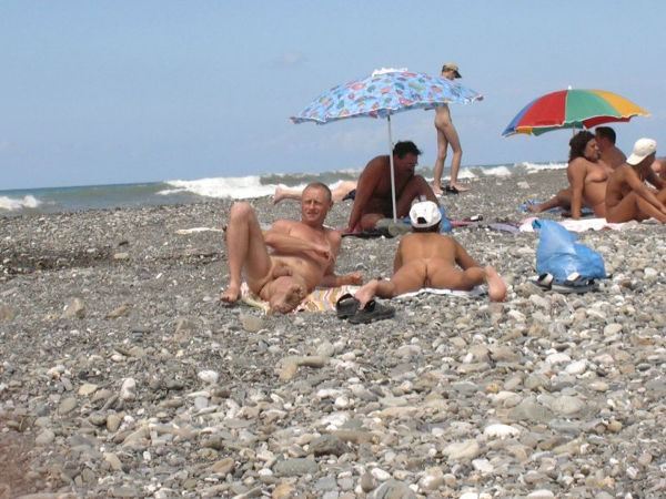 casais-pelados-na-praia-de-nudismo-14