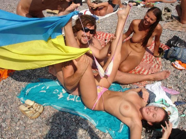 casais-pelados-na-praia-de-nudismo-16