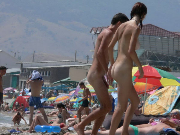 casais-pelados-na-praia-de-nudismo-17