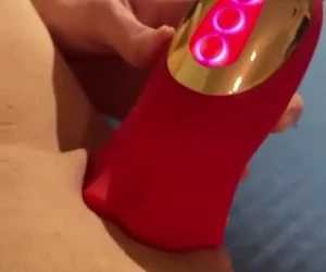 8 Gifs de Gostosas Lindas Gozando com Vibradores que Chupam