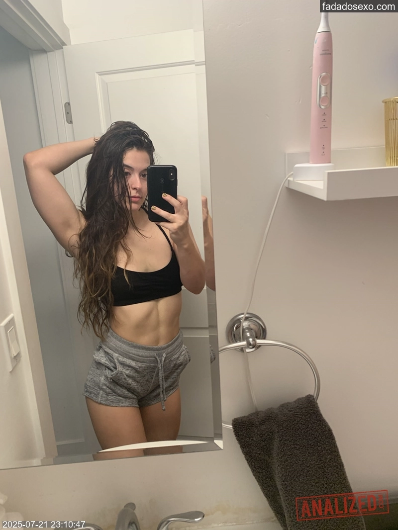 convert-12-fotos-da-ninfetinha-do-porno-mostrando-o-cuzinho-arrombado-em-casa-1