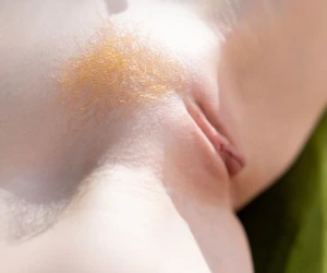 Imagem Relacionada: Ninfetinha Branca Exibe Buceta Ruivinha em Fotos Sensuais