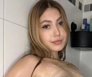 Imagem da galeria sobre 8 Fotos Da Loirinha Pelada Na Banheira E Ducha Mostrando Seus Seios E Bunda Redondinha