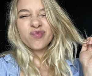 Imagem da galeria sobre Loirinha Safada Abre A Camiseta E Mostra Os Seios Perfeitos Na Cama