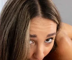 Imagem da galeria sobre Namoradinha Magrinha Abre As Pernas E Toma Gozada Quente Na Buceta